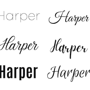 Könnte beinhalten: Fünf verschiedene Variationen des Namens "Harper" in verschiedenen Schriftarten und Stilen. Der Name ist in einer einfachen serifenlosen Schrift, einer kursiven Schrift und einer fetten serifenlosen Schrift geschrieben.