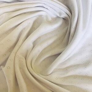 Op de afbeelding: Een set van drie keramische vazen in verschillende hoogtes. De vazen hebben een matte afwerking in cr&egrave;me, beige en bruine tinten. De hoogste vaas is ongeveer 25 cm hoog.