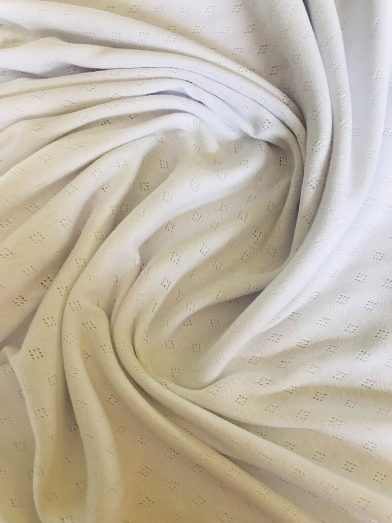 Op de afbeelding: Een set van drie keramische vazen in verschillende hoogtes. De vazen hebben een matte afwerking in cr&egrave;me, beige en bruine tinten. De hoogste vaas is ongeveer 25 cm hoog.