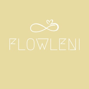 Könnte beinhalten: Weißes Logo auf hellgelbem Hintergrund. Das Logo zeigt das Wort "FLOWLENI" in einer stilisierten Schriftart und ein Unendlichkeitszeichen mit einem Herzen oben.