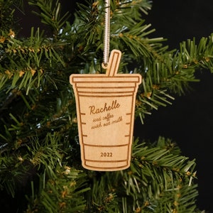 Adorno de café personalizado, adorno navideño de madera personalizado para amantes del espresso, regalo inspirado en St*rbucks para los amantes del café.