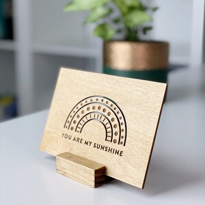 You Are My Sunshine - Biglietto in legno, regali personalizzati arcobaleno, espositore per biglietti in legno con messaggio personalizzato, anniversario, matrimonio, compleanno, semplicemente perché