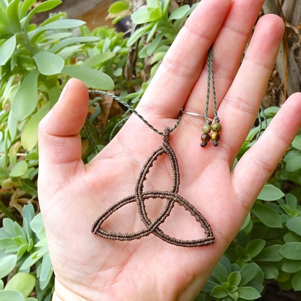 Triquetra, symbole celtique, réalisé sur commande, vaste choix de couleurs pour un bijou unique fabriqué à la main