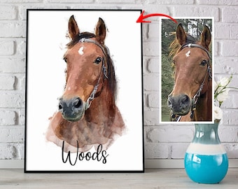 Peut inclure: Une peinture à l'aquarelle d'une tête de cheval brune avec une étoile blanche sur le front. Le cheval porte un licol noir et a un fond blanc. La peinture est encadrée dans un cadre noir et le nom "Woods" est écrit sous la tête du cheval.
