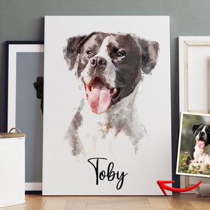 K&ouml;nnte beinhalten: Aquarellgem&auml;lde eines Hundes namens Toby. Der Hund ist ein schwarz-wei&szlig; gefleckter mit einer rosa Zunge, die herausragt. Das Gem&auml;lde ist auf wei&szlig;em Hintergrund mit dem Namen des Hundes in Schwarz darunter.