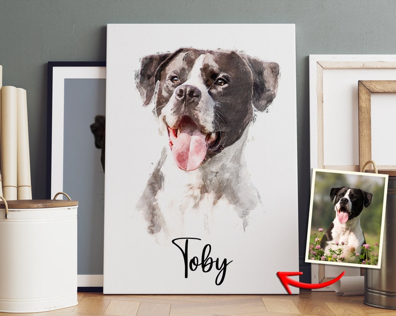 K&ouml;nnte beinhalten: Aquarellgem&auml;lde eines Hundes namens Toby. Der Hund ist ein schwarz-wei&szlig; gefleckter mit einer rosa Zunge, die herausragt. Das Gem&auml;lde ist auf wei&szlig;em Hintergrund mit dem Namen des Hundes in Schwarz darunter.