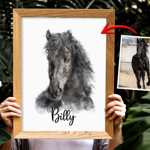 K&ouml;nnte beinhalten: Ein Aquarellbild eines schwarzen Pferdekopfes mit dem Namen "Billy" darunter. Das Pferd hat eine lange M&auml;hne und ein dunkles Fell.