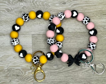 Pulsera con llavero con cuentas de silicona con estampado de vaca (¡elige tu color de acento!)