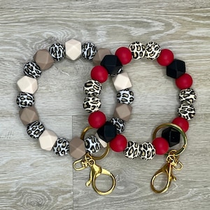 Pulsera personalizable de llavero de cuentas de silicona de leopardo (¡elige tu color de acento!)