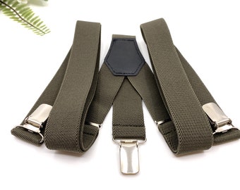 Tirantes elásticos verde oliva: atuendo de boda para padrinos y portadores de anillos