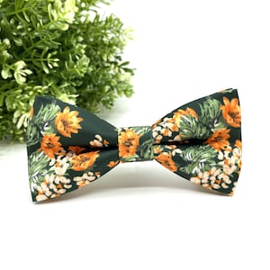 Donkerolijfgroene vlinderdas, strikje verbrand oranje bloemen, bruiloftstrikje, strikje bruidegom, herenstrikje, ringdrager, strikje bruidsjonkers, cadeau bruidegom