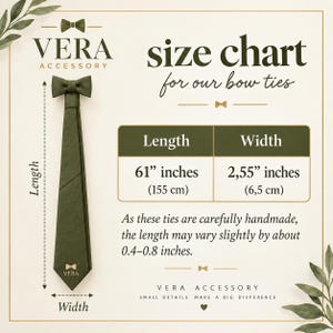 Peut inclure: Un tableau des tailles pour les n&oelig;uds papillon Vera Accessory avec une cravate vert olive. Le tableau indique une longueur de 155 cm et une largeur de 6,5 cm. Le texte pr&eacute;cise que la longueur peut varier de 1 &agrave; 2 cm. La marque est Vera Accessory.