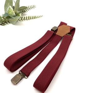 Set met bordeauxrode elastische bretels: bruidsjonkers, ringdrager, bruiloft