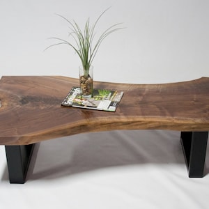 Mesa de centro de borde vivo, mesa de borde vivo, mesa de nogal, nogal negro macizo, losa de borde vivo, mesa de cocina de borde vivo, losa de nogal,