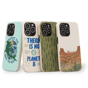 Puede incluir: Cuatro fundas para teléfono con diseños temáticos de la naturaleza. Una funda es azul claro con un gráfico de tiburón y el texto "PROTECT THE OCEAN". Otra es blanquecina con el texto "THERE IS NO PLANET B". La tercera es verde con un patrón de árboles, y la última tiene un paisaje desértico.