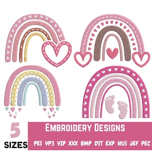 Könnte beinhalten: Fünf Stickmuster von Regenbögen mit verschiedenen Details. Die Regenbögen sind rosa, braun und blau mit weißen Herzen und einem Paar Baby-Fußabdrücken. Der Text "EMBROIDERY DESIGNS" und "5 SIZES" befindet sich unter den Regenbögen. Der Text "PES VP3 VIP XXX BMP DST EXP HUS JEF PEC" befindet sich unter dem Text "5 SIZES".