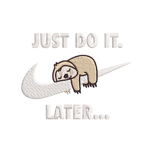 Peut inclure: Broderie blanche avec un paresseux dormant sur un swoosh Nike blanc. Le texte "Just Do It." est au-dessus du paresseux et le texte "Later..." est en dessous du paresseux.