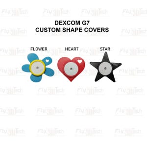 Può includere: Tre coperture di forma personalizzata Dexcom G7 etichettate come fiore, cuore e stella. La copertura a fiore blu, quella a cuore rosso e quella a stella nera presentano ciascuna un ritaglio centrale circolare. Il testo Fly3DTech è ripetuto sullo sfondo.