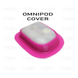 以下が含まれることがあります： 白い上部が付いた明るいピンク色のOmnipodカバー。「OMNIPOD COVER」の文字が黒で表示されています。この製品は医療機器に適合するように設計されています。背景は白です。