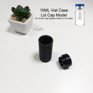 Könnte beinhalten: Ein schwarzes 10 ml-Fläschchen-Etui mit einem Deckel. Das Etui besteht aus Kunststoff und hat eine glatte, zylindrische Form. Der Deckel ist ebenfalls schwarz und hat eine glatte, runde Form. Der Text "10ML Vial Case Lid Cap Model" ist auf weißem Hintergrund gedruckt.