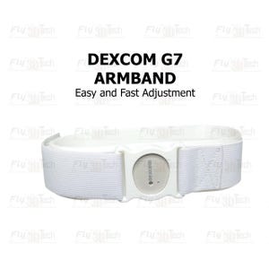 Może przedstawiać: Biała opaska na ramię Dexcom G7 z regulowanym elastycznym paskiem i centralną plastikową obudową na czujnik. Tekst DEXCOM G7 ARMBAND Easy and Fast Adjustment jest wydrukowany nad urządzeniem czarnymi, pogrubionymi i standardowymi literami.
