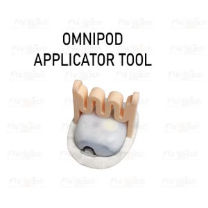 Può includere: Uno strumento applicatore Omnipod in plastica color pesca con un bordo superiore ondulato, posizionato sopra un dispositivo medico bianco e grigio con supporto adesivo bianco. Il testo OMNIPOD APPLICATOR TOOL è stampato in nero sopra.