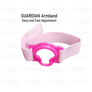 Op de afbeelding: Een lichtroze elastische armband met een felroze ronde kunststof houder. De tekst GUARDIAN Armband Easy and Fast Adjustment staat boven het apparaat. De band is voorzien van een klittenbandsluiting voor een veilige bevestiging.