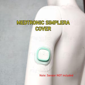 Könnte beinhalten: Eine hellgrüne Medtronic Simplera Abdeckung mit einem weißen Klebepflaster auf einem Schaufensterpuppenarm. Der Text MEDTRONIC SIMPLERA COVER ist in Gelb dargestellt, und der rote Text Note: Sensor NOT included ist unten sichtbar.