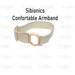 Puede incluir: Un brazalete elástico de color beige con una carcasa de plástico ovalada en el centro. El texto Sibionics Confortable Armband aparece sobre el dispositivo. La banda incluye deslizadores de plástico ajustables y una correa de tela texturizada.
