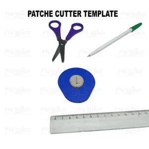 Könnte beinhalten: Eine Auswahl an Bastelwerkzeugen, darunter eine lila Schere, ein weißer Stift mit grüner Spitze, ein blauer Patch mit einem kreisförmigen Gerät und ein Lineal. Der Text "PATCHE CUTTER TEMPLATE" befindet sich oben.