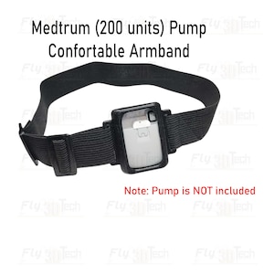 Może przedstawiać: Czarna elastyczna opaska na ramię z prostokątnym uchwytem na pompę Medtrum (200 jednostek). Tekst głosi Medtrum (200 units) Pump Confortable Armband oraz Note: Pump is NOT included. Uchwyt jest czarny z przezroczystym okienkiem z przodu.