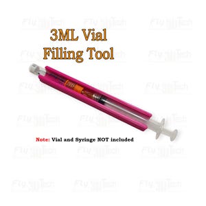 Puede incluir: Una herramienta de llenado de viales de 3 ml de color rosa con el texto "3ML Vial Filling Tool". La herramienta está diseñada para sujetar una jeringa y un vial, con la nota "Vial and Syringe NOT included".