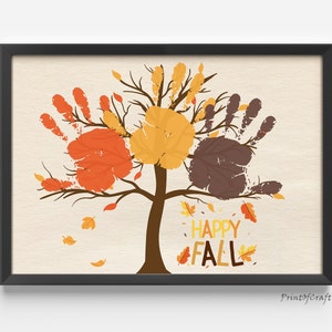 Puede incluir: Una impresión de arte imprimible con un árbol de huellas de manos con hojas naranjas, amarillas y marrones. El texto "Happy Fall" está escrito debajo del árbol.