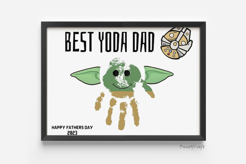 K&ouml;nnte beinhalten: Eine druckbare Vatertagskarte mit einer gr&uuml;nen Yoda-Figur mit einem Handabdruck als Gesicht. Der Text lautet "Best Yoda Dad" und "Happy Father's Day 2023".