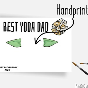 K&ouml;nnte beinhalten: Eine druckbare Vatertagskarte mit dem Text "BEST YODA DAD" und einer Handabdruckvorlage. Der Handabdruck soll mit einem Handabdruck des Kindes ausgef&uuml;llt werden. Die Karte enth&auml;lt auch ein kleines Bild eines Raumschiffs aus Star Wars.