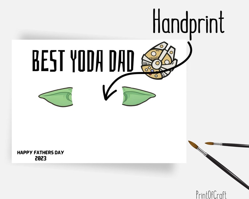 K&ouml;nnte beinhalten: Eine druckbare Vatertagskarte mit dem Text "BEST YODA DAD" und einer Handabdruckvorlage. Der Handabdruck soll mit einem Handabdruck des Kindes ausgef&uuml;llt werden. Die Karte enth&auml;lt auch ein kleines Bild eines Raumschiffs aus Star Wars.