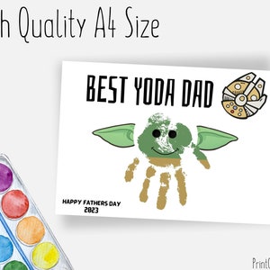 K&ouml;nnte beinhalten: Druckbare Vatertagskarte mit einer gr&uuml;nen Yoda-Figur mit Handabdruck, dem Text "BEST YODA DAD" und einem kleinen Bild des Millennium Falcon. Die Karte enth&auml;lt auch den Text "HAPPY FATHERS DAY 2023".