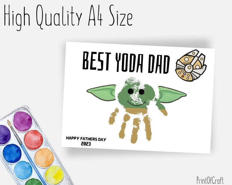 K&ouml;nnte beinhalten: Druckbare Vatertagskarte mit einer gr&uuml;nen Yoda-Figur mit Handabdruck, dem Text "BEST YODA DAD" und einem kleinen Bild des Millennium Falcon. Die Karte enth&auml;lt auch den Text "HAPPY FATHERS DAY 2023".