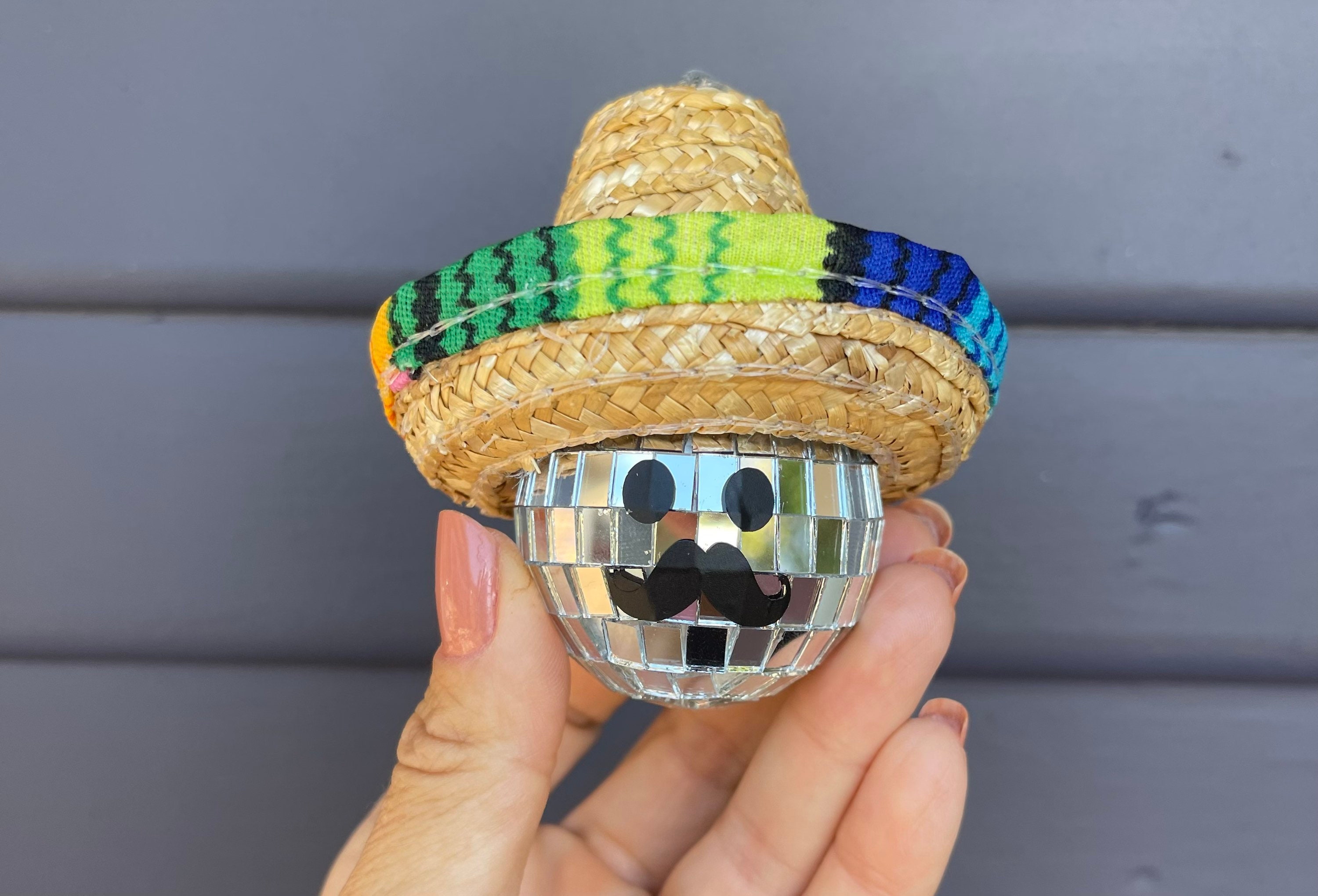 Discokugel trägt einen mexikanischen Sombrero-Hut und Schnurrbart - .de