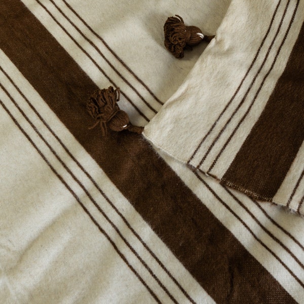 Couverture marocaine berbère, couvre lit chaud, jetée de lit, artisanal pompons, plaid fait main, laine coton tramé - 150x250 - Beige Marron