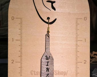 Pendientes con forma de botella de vino: Diseño ligero de madera calada, grabado personalizado.