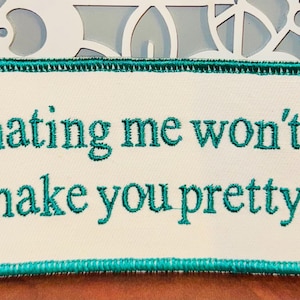 Me détester ne fera pas de vous une jolie écusson brodé en fer sur devis