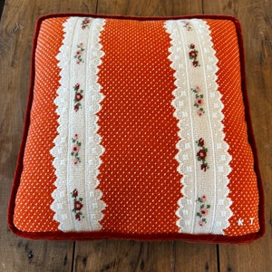 Vintage besticktes dekoratives Kissen, gebrannte Orange, handbestickt, 1980er Jahre