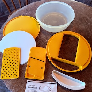 Vintage tupperware keukenwerkkast, opberger en deksel, schijf, rooster, geel en wit, 7-delige set, 1986