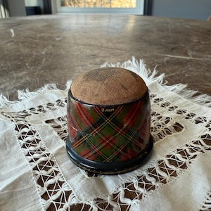 アンティーク タータンウェア スチュアート ピンクッション、円筒形の箱、丸みのあるタン色のリネントップ、指ぬきまたは糸入れ、裁縫用、1800年代後半～1900年代初頭