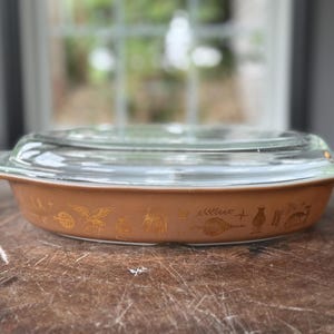 Vintage Pyrex Early Americana Brown w/ Gold Casserole, Ovenware, Divided Casserole, 1.5 Qt, Lidded, Baking, Made in USA, 1960