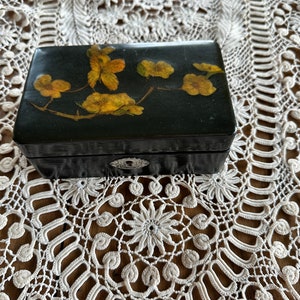 Caixa de madeira antiga com flores secas cobertas de resina, dobradiça de pressão, forrada com papel decorativo, tampa, década de 1920