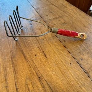 Presse-purée vintage avec manche rouge, manche en bois rouge, presse-purée en métal, ustensile de cuisine, 1950s