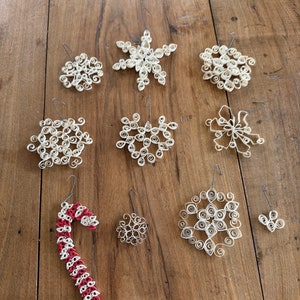 Vintage Rolled Papier Weihnachtsverzierungen, 10er Set, handgemacht, 1980er Jahre
