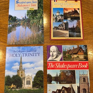 Pode incluir: Quatro livros de bolso vintage sobre Stratford-upon-Avon, a cidade de Shakespeare. Os livros apresentam imagens da cidade, da Igreja da Santíssima Trindade e do próprio Shakespeare.